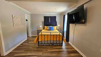 3 bedrooms, desk, iron/ironing board, travel crib