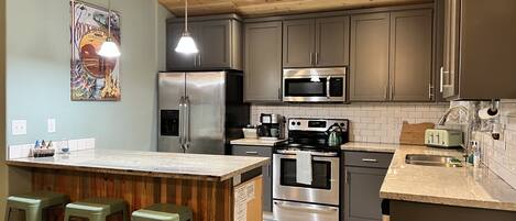 Frigorifero, microonde, forno, piano cottura