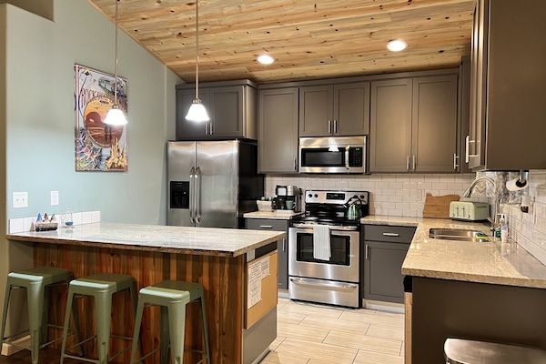 Kylskåp, mikrovågsugn, ugn och spishäll