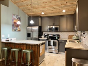 Frigorifero, microonde, forno, piano cottura