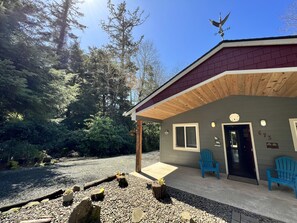 Exterior - Peaceful Forest Cottage with Hot Tub  Near Beach+Twin Rocks  Family&Pet Friendly (Rockaway Beach)
