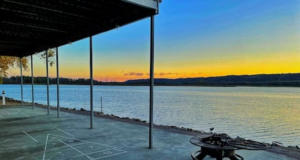 Mississippi River Front Property with amazing views!