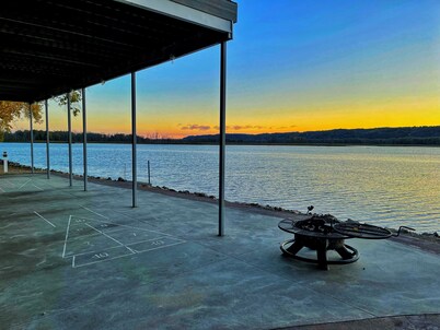 Mississippi River Front Property with amazing views!