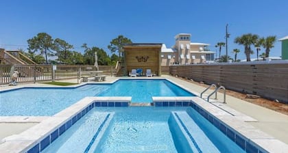 Best hidden location on paradise island. Pool & Spa.