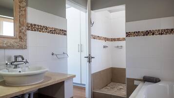 Deluxe Twin Room, Sea View | Bathroom | Hair dryer, bathrobes, towels