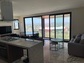 Refrigerador, microondas, horno y cafetera y tetera