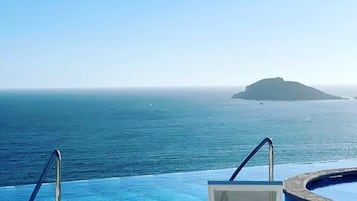 Outdoor pool, an infinity pool