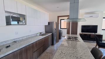 Fridge, microwave, oven, coffee/tea maker