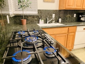 雪櫃、微波爐、焗爐、爐具