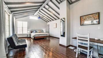 5 quartos, escrivaninha, espaço de trabalho para notebook