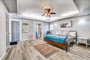 5 bedrooms, desk, laptop workspace, iron/ironing board