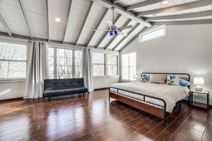 5 habitaciones, escritorio y espacio para trabajar con laptop