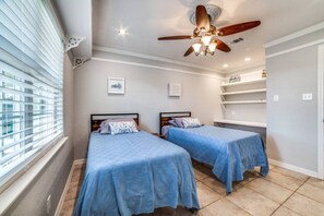 5 Schlafzimmer, Schreibtisch, laptopgeeigneter Arbeitsplatz