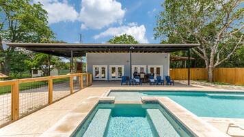 Alberca al aire libre y alberca climatizada