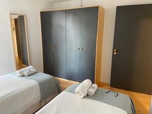 2 habitaciones, tabla de planchar con plancha, wifi y ropa de cama 