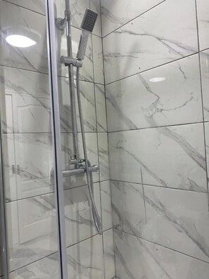 Bathtub, hair dryer, towels - 2 Bed Flat - Sleeps 7 - Parking - Wifi (Swansea)