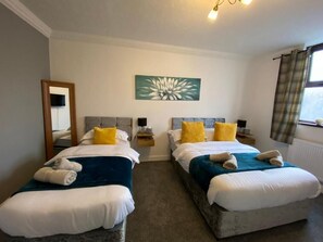 2 habitaciones, tabla de planchar con plancha, wifi y ropa de cama 