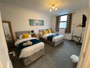 2 habitaciones, tabla de planchar con plancha, wifi y ropa de cama 