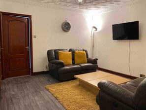 TV - 2 Bed Flat - Sleeps 7 - Parking - Wifi (Swansea)