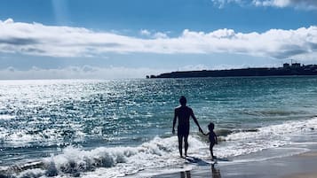 在海灘附近