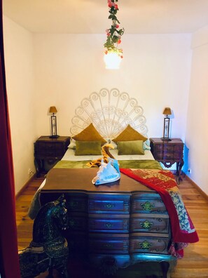 2 bedrooms, WiFi, bed sheets - House Sleeps 4 with Private Garden (Mexilhoeira Grande)