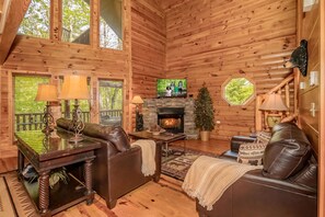 Smart TV, fireplace, books - Right on the river! (Sevierville)