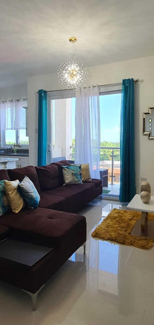 Smart TV - Luxury Apartment In Kingston Centrally located (Kingston)