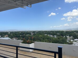 Property grounds - Luxury Apartment In Kingston Centrally located (Kingston)