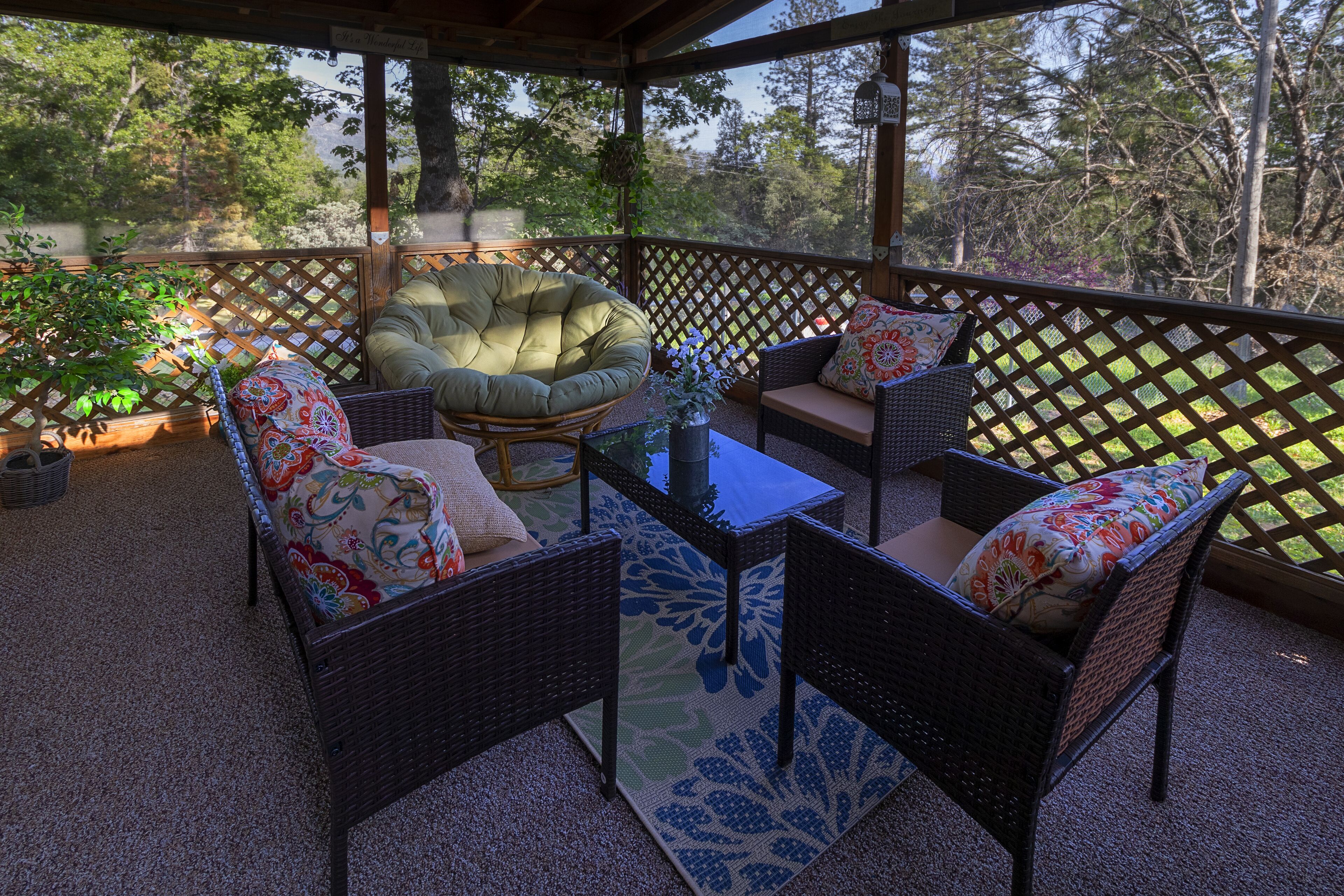 Cozy cottage near Bass Lake and Yosemite, with Sundeck, Firepit & Pergola areas.