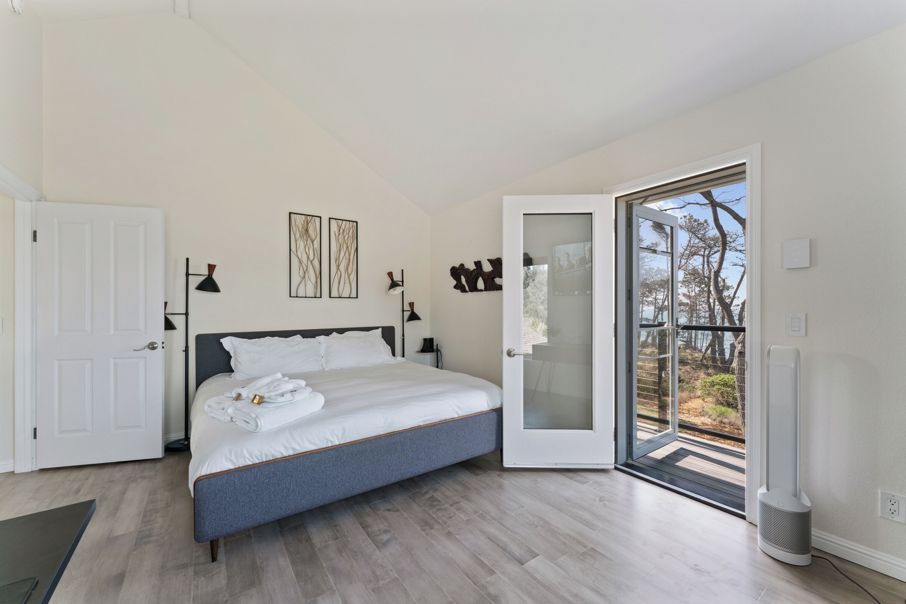 3 bedrooms, desk, WiFi, bed sheets