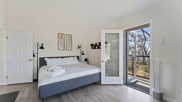 3 bedrooms, desk, WiFi, bed sheets