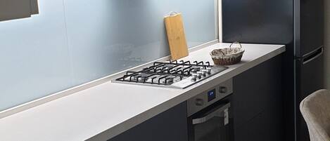 Kylskåp, mikrovågsugn, ugn och spishäll