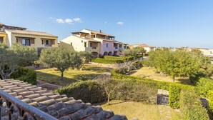 Un barrio residencial con varias casas, un jardín bien cuidado y un sendero de piedra.