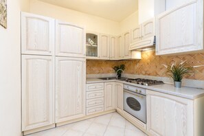 Kühlschrank, Ofen, Herdplatte, Kochgeschirr/Geschirr/Besteck