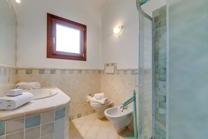Shower, bidet, towels