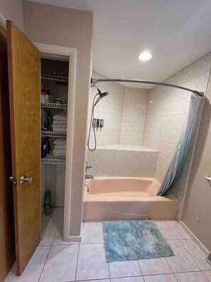 Combined shower/bathtub, hair dryer, towels - The Majestic Retreat Estate (West Lawn)