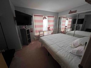 4 makuuhuonetta, silitysrauta/-lauta, ilmainen Wi-Fi, vuodevaatteet