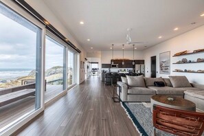 Smart TV, chimenea, estéreo y monitor de computadora 