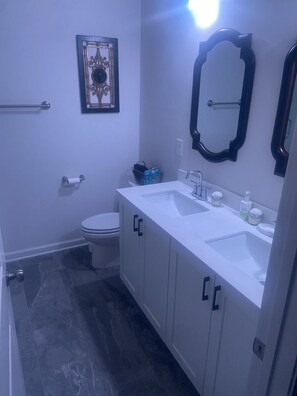 Combinazione doccia/vasca, asciugacapelli, asciugamani, sapone