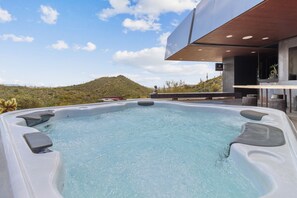 Un bain à remous avec vue sur un paysage montagneux.