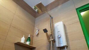 Villa familiar, 5 habitaciones, vista al jardín | Baño | Regadera y toallas 