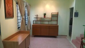 Villa familiar, 5 habitaciones, vista al jardín | Área de sala de estar