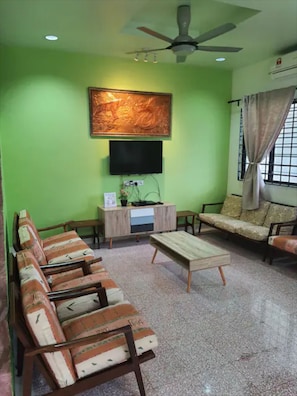 Family Villa, 5 Bedrooms, Garden View | Living area