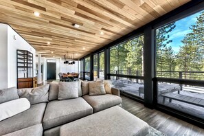 Smart TV, fireplace, table football, stereo - Tahoe Slopes / Ski-In/Out, Hot Tub, BBQ & Fire Pit (Truckee)