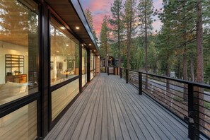 Terrace/patio - Tahoe Slopes / Ski-In/Out, Hot Tub, BBQ & Fire Pit (Truckee)