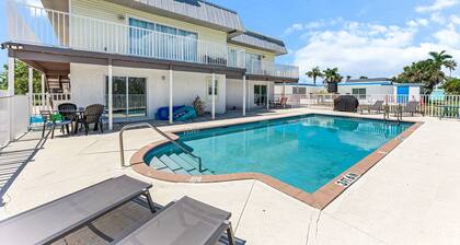 Cozy Beach Villa, Shared Heated Pool, Steps to Beach, Restaurants!