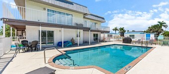 Cozy Beach Villa, Shared Heated Pool, Steps to Beach, Restaurants!