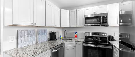 KĂŒhlschrank, Mikrowelle, Ofen, Herdplatte