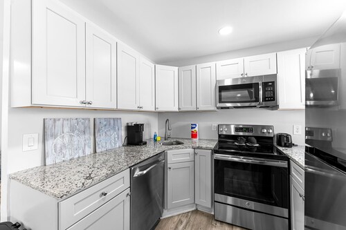 Cozy Beach Villa, Shared Heated Pool, Steps to Beach, Restaurants!