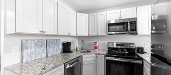 Cozy Beach Villa, Shared Heated Pool, Steps to Beach, Restaurants!